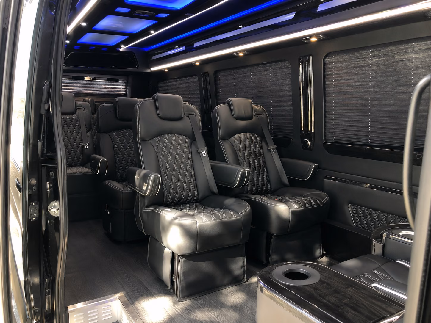 des moines airport shuttle bus rentals for private groups