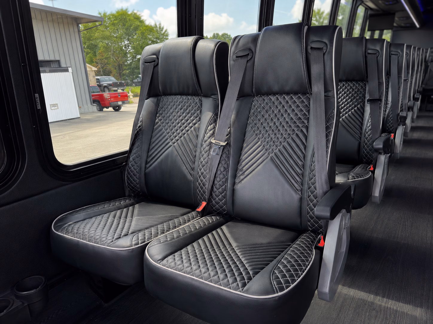 des moines bus rental service area
