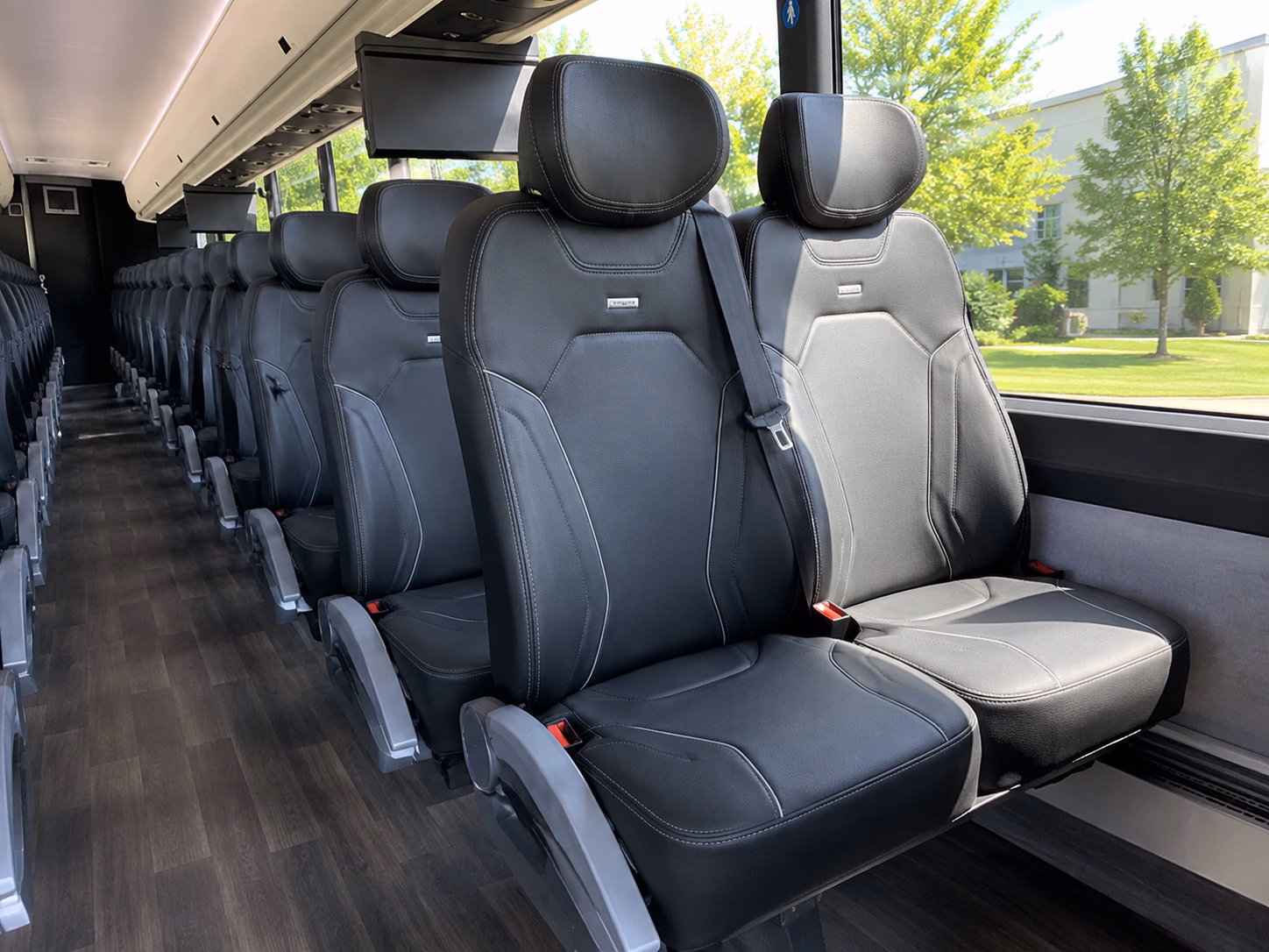 des moines charter bus tours to effigy mounds national monument and badlands national park