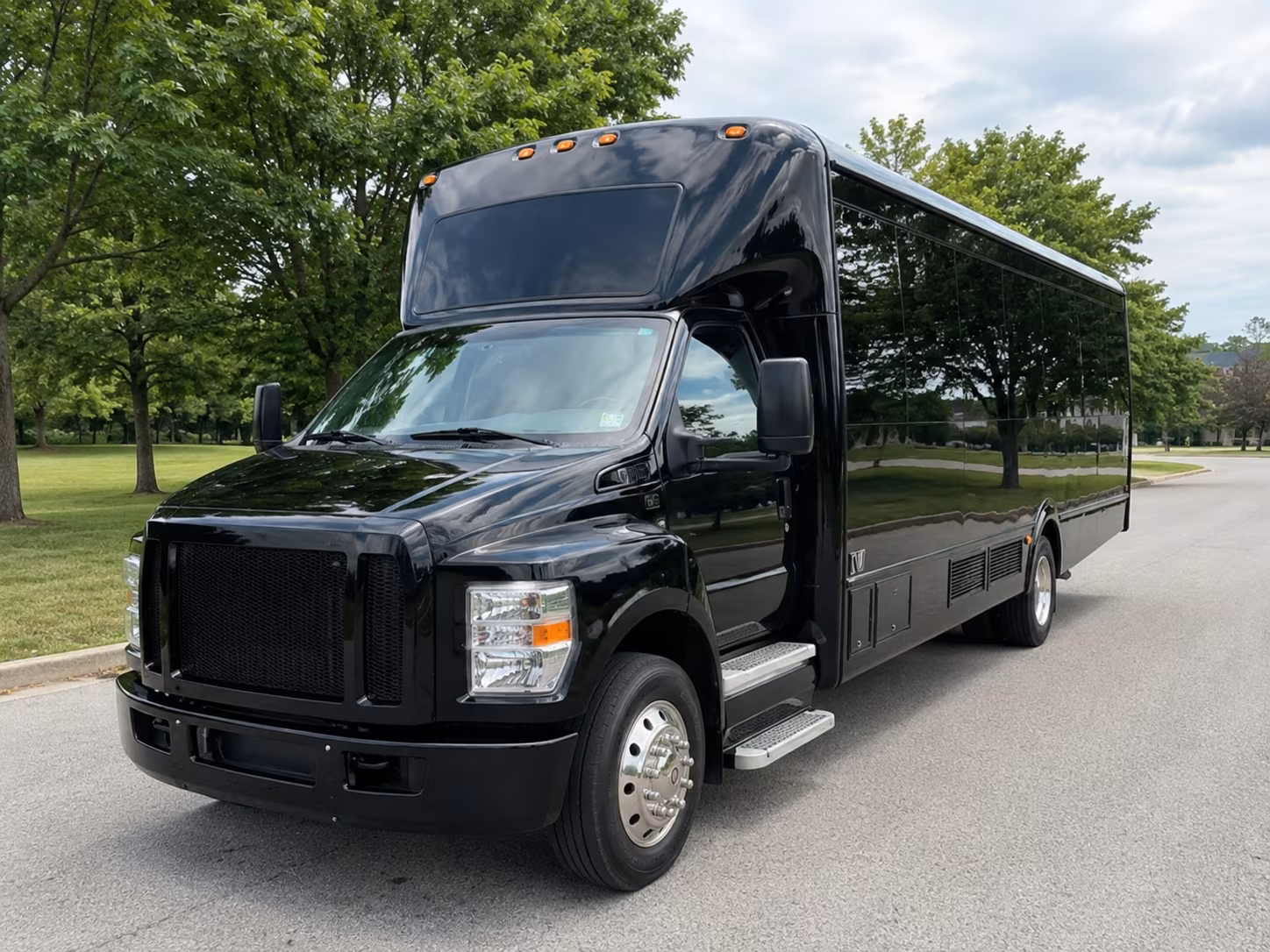 des moines corporate retreat shuttle bus rentals