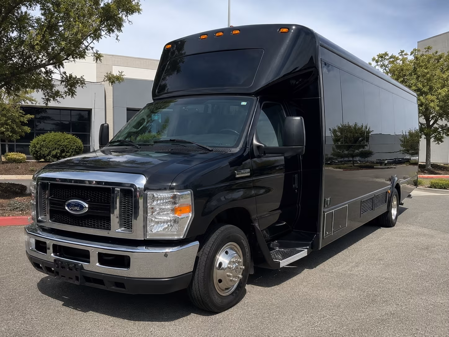 shuttle to des moines international airport